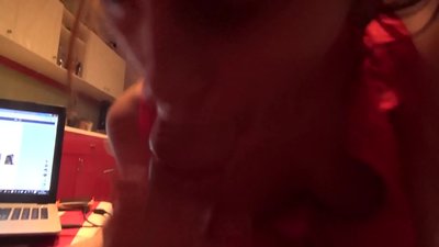 Schoolgirl terda Dick ħuha waqt li ħadd ma jkun id-dar